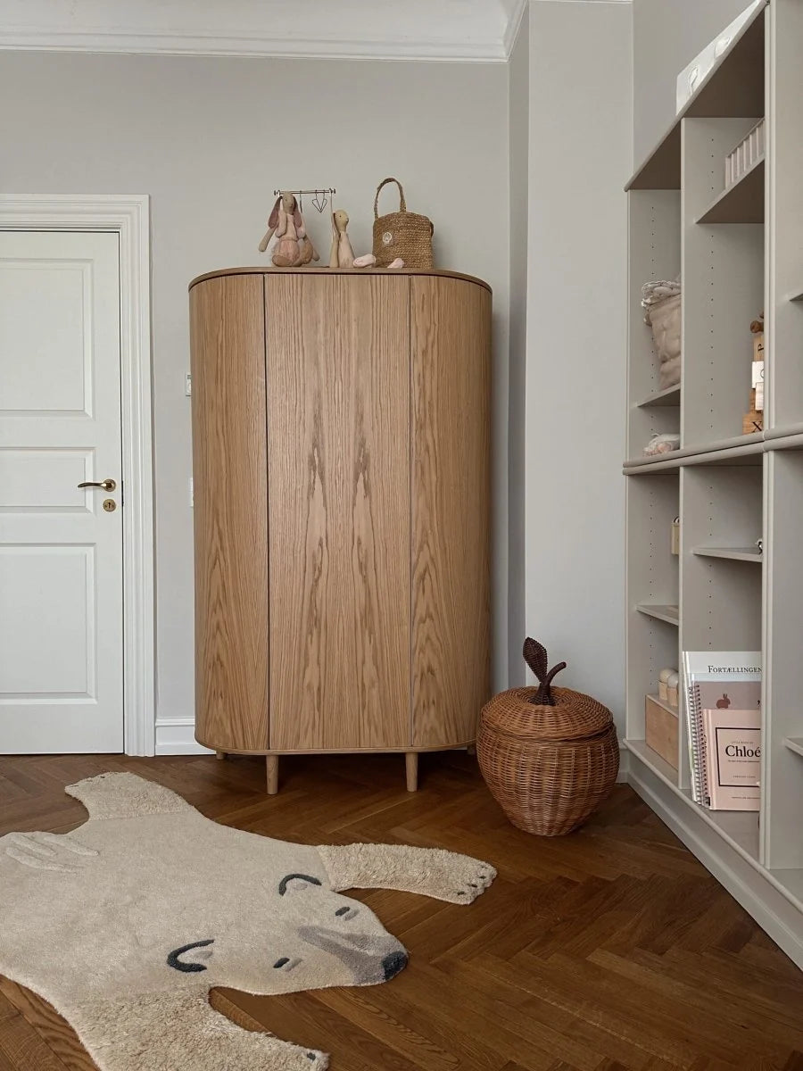 Grande armoire enfant chêne naturel avec 12 étagères et penderie