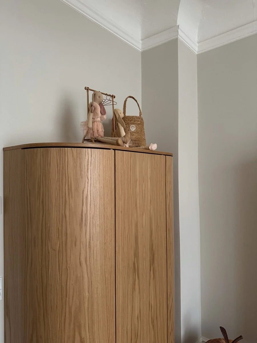 Grande armoire enfant crème avec 12 étagères et penderie