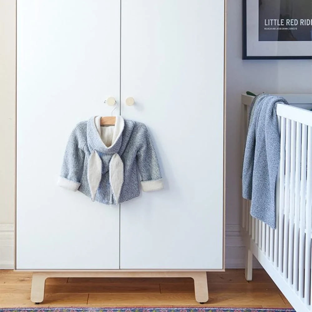 Armoire enfant blanc et bois avec penderie et étagères réglables