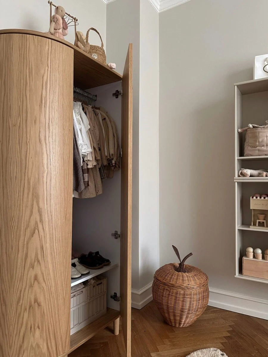 Grande armoire enfant chêne naturel avec 12 étagères et penderie
