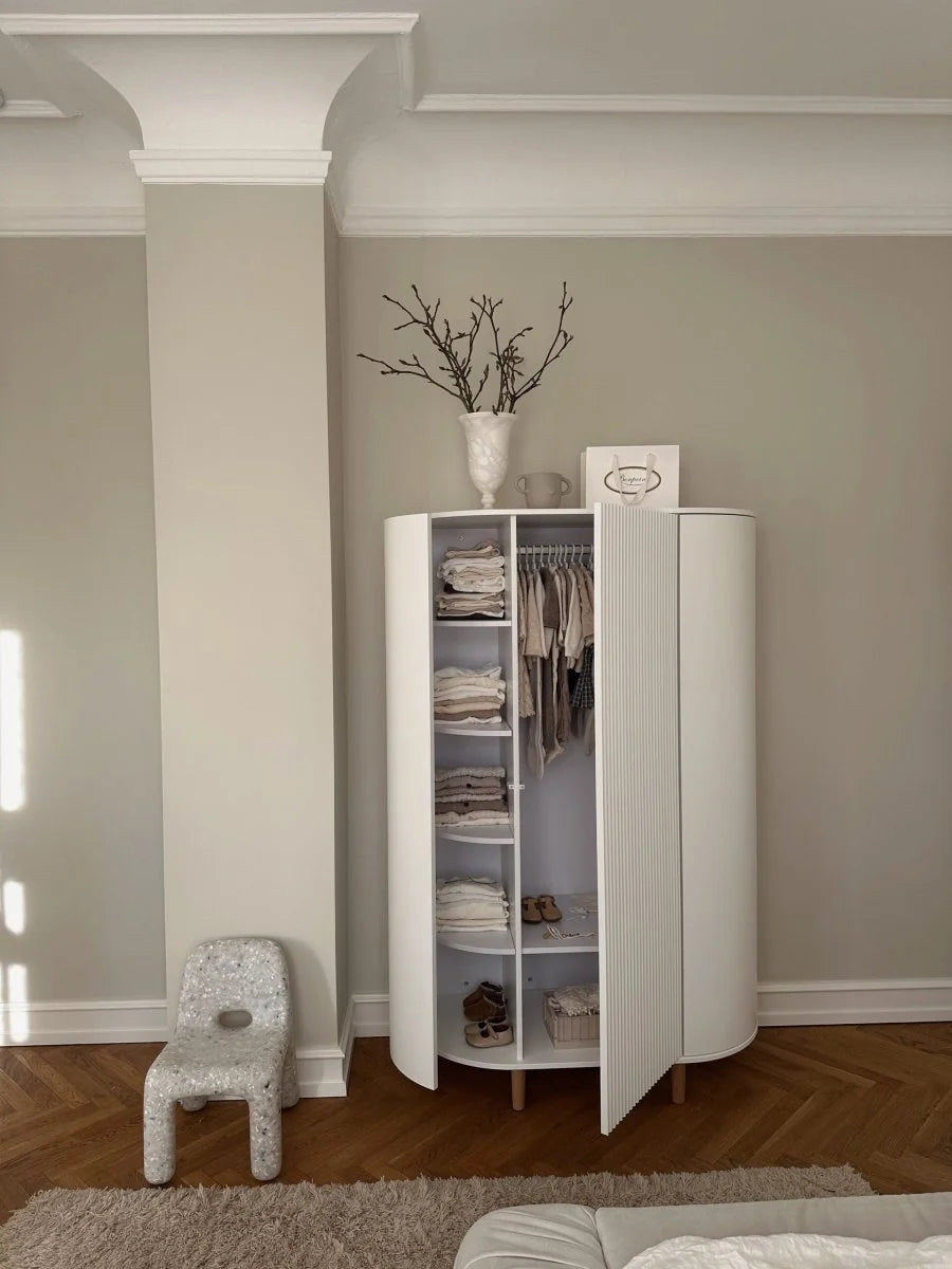 Grande armoire enfant blanche avec 12 étagères et penderie