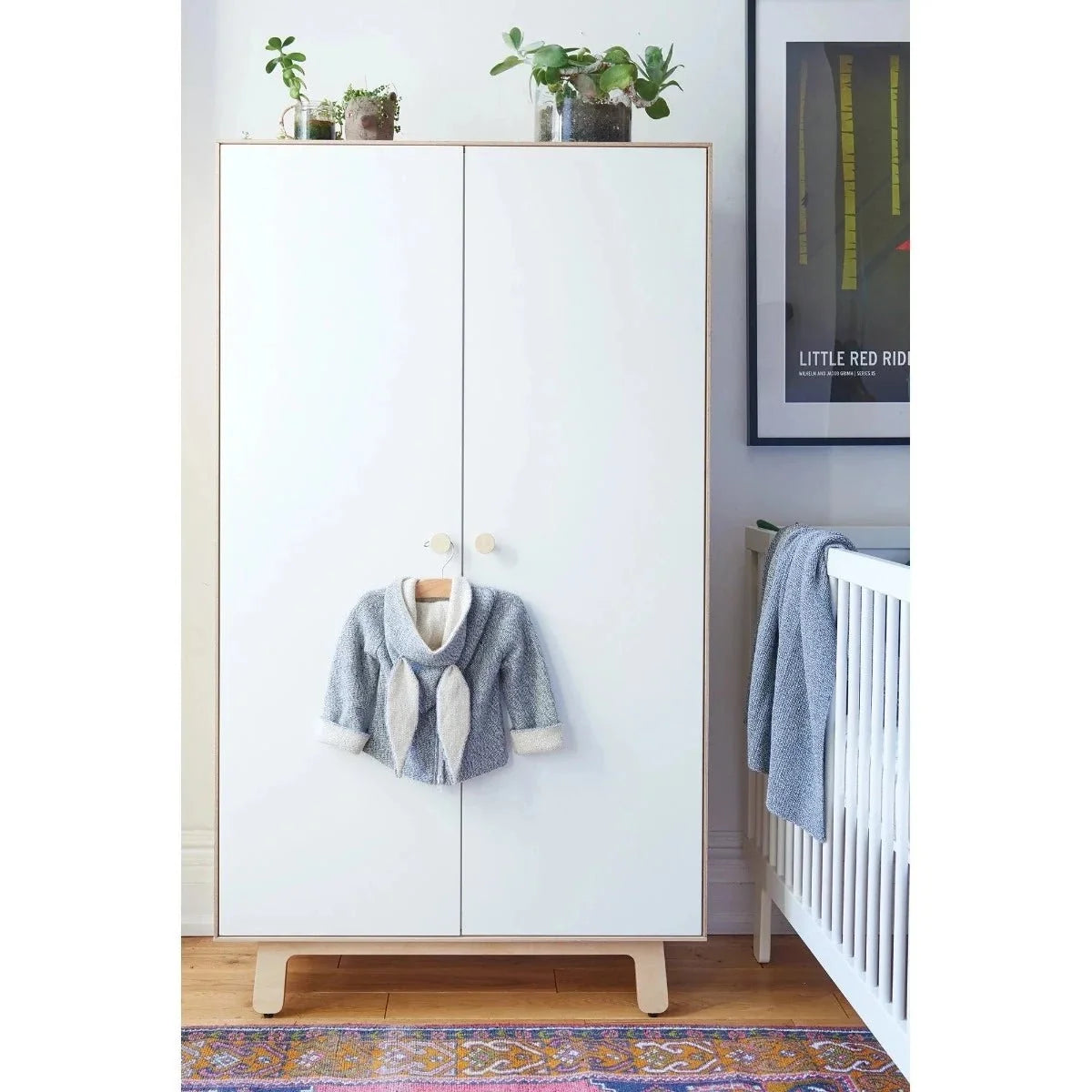 Armoire enfant blanc et bois avec penderie et étagères réglables