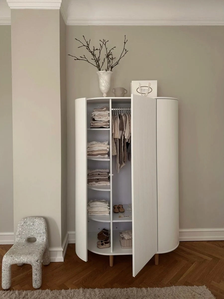 Grande armoire enfant crème avec 12 étagères et penderie