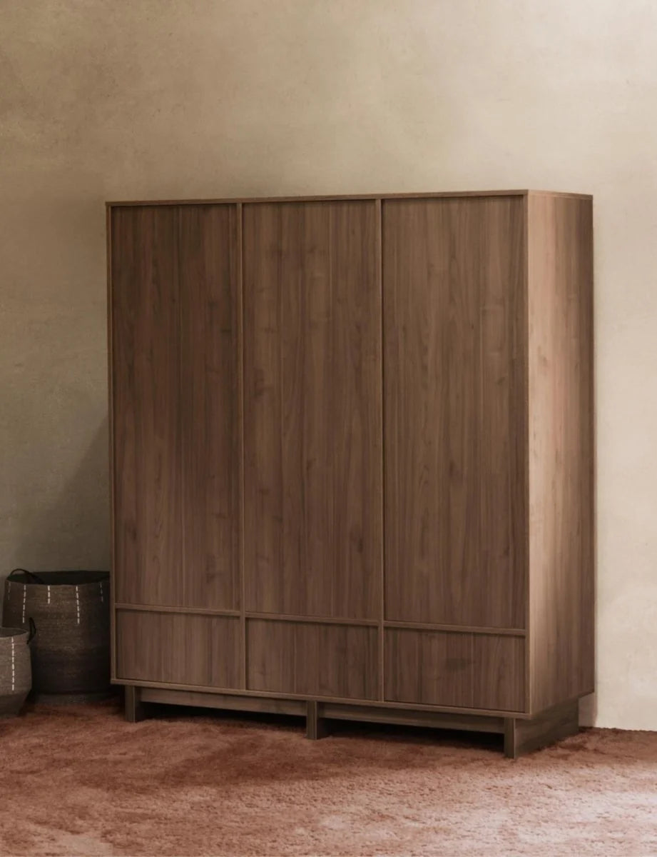Grande armoire noyer 3 portes avec tiroirs, penderies et étagères