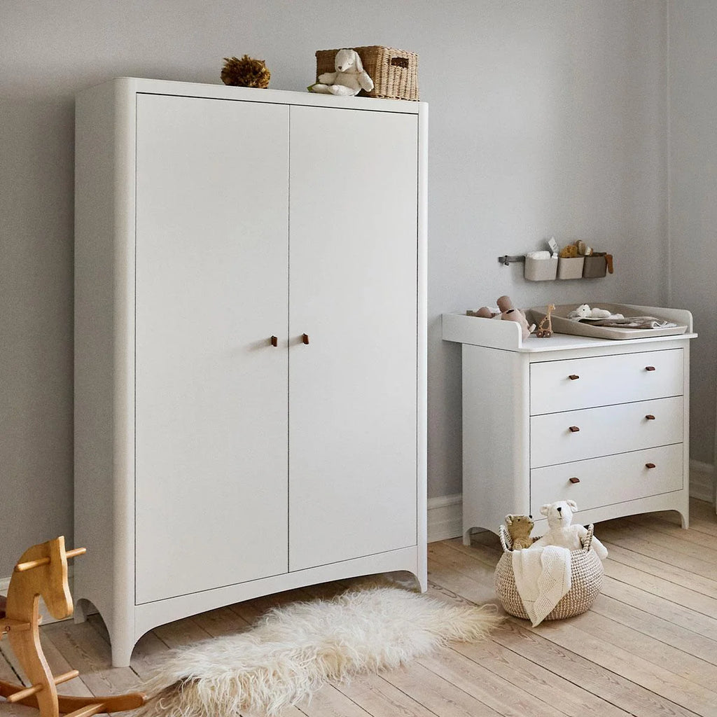 Armoire enfant blanche 2 portes avec penderie et étagères réglables