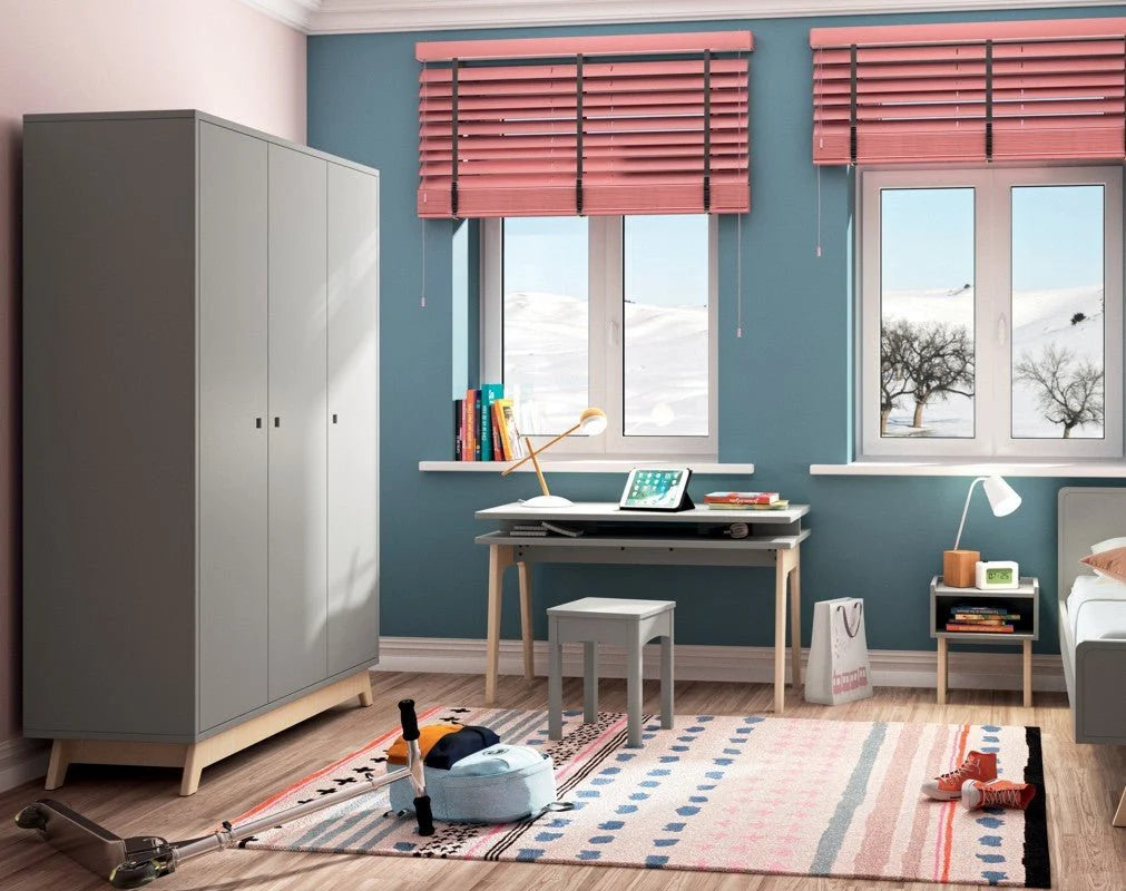 Armoire enfant 3 portes avec 2 penderies et 8 étagères réglables