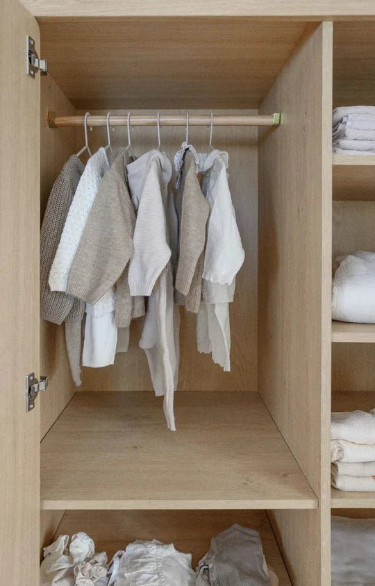 Armoire enfant chêne naturel avec rangement modulable et étagères