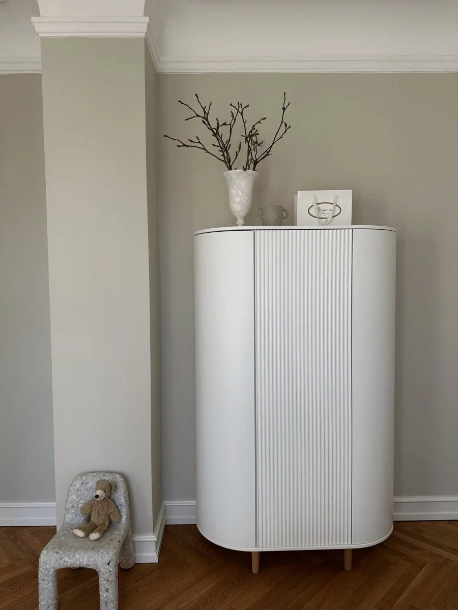 Grande armoire enfant crème avec 12 étagères et penderie