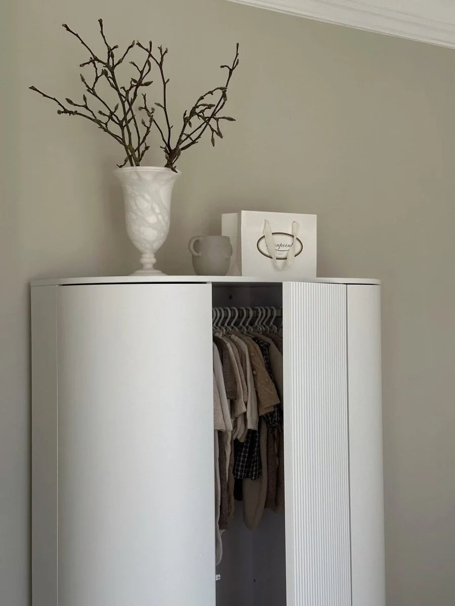 Grande armoire enfant blanche avec 12 étagères et penderie