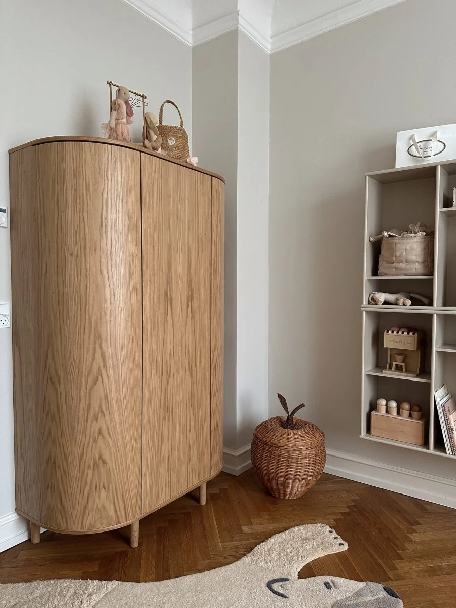 Grande armoire enfant chêne naturel avec 12 étagères et penderie