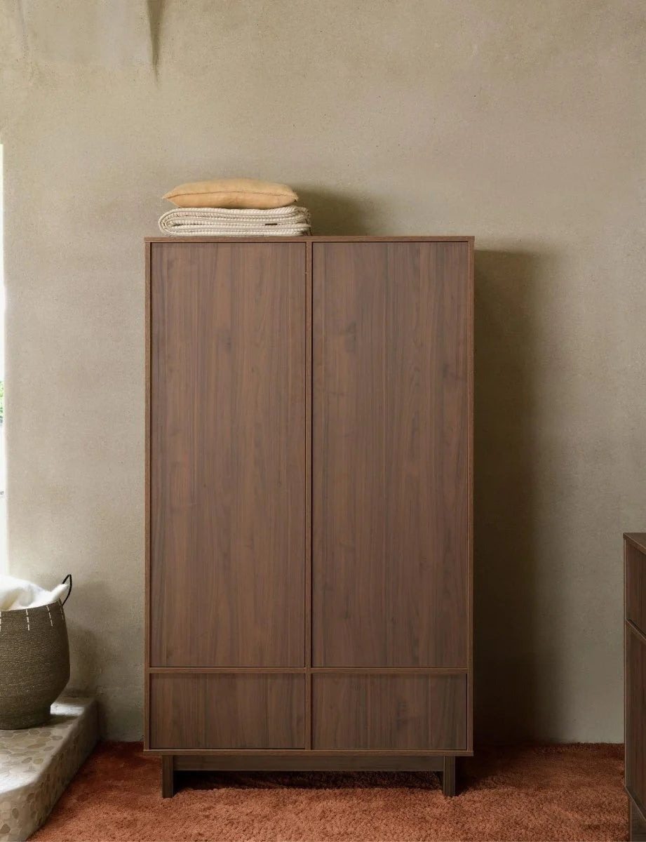 Armoire noyer 2 portes avec tiroirs, penderies et étagères réglables