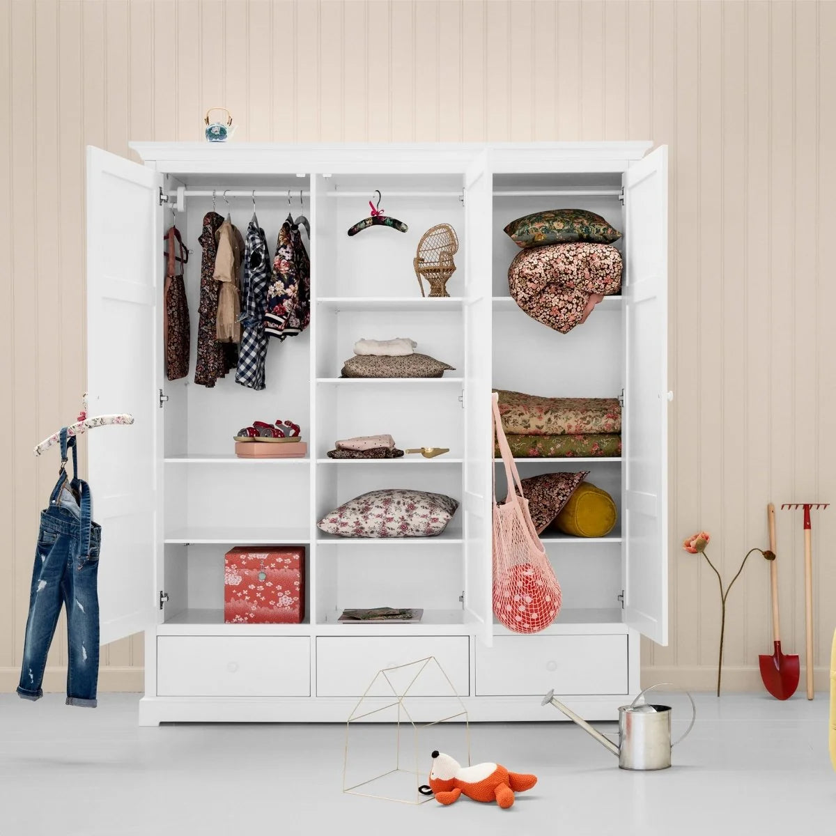 Armoire 3 portes avec penderie, tiroirs et étagères ajustables