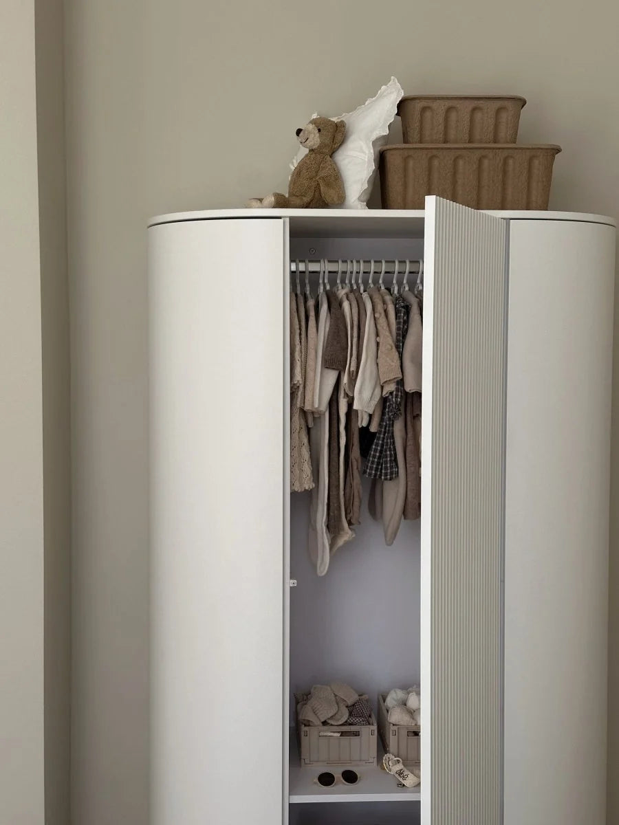 Grande armoire enfant crème avec 12 étagères et penderie
