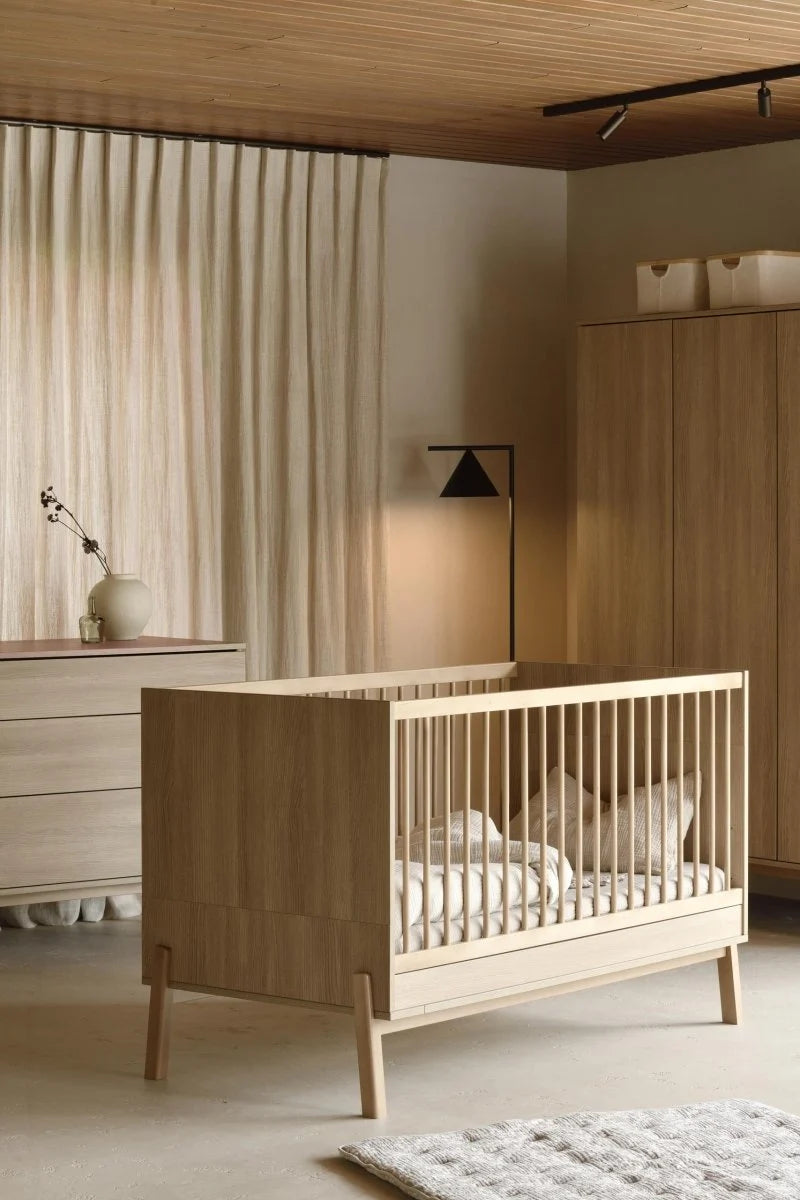 Grande armoire enfant frêne miel 3 portes avec penderies et étagères réglables