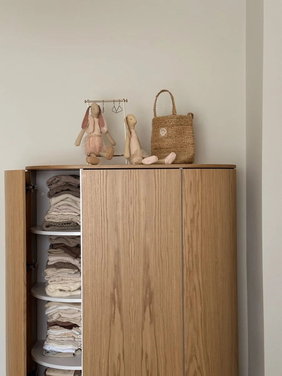 Grande armoire enfant chêne naturel avec 12 étagères et penderie