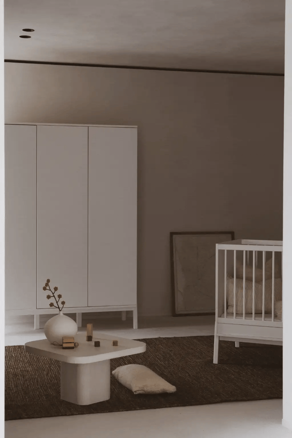 Grande armoire enfant crème 3 portes avec rangement modulable