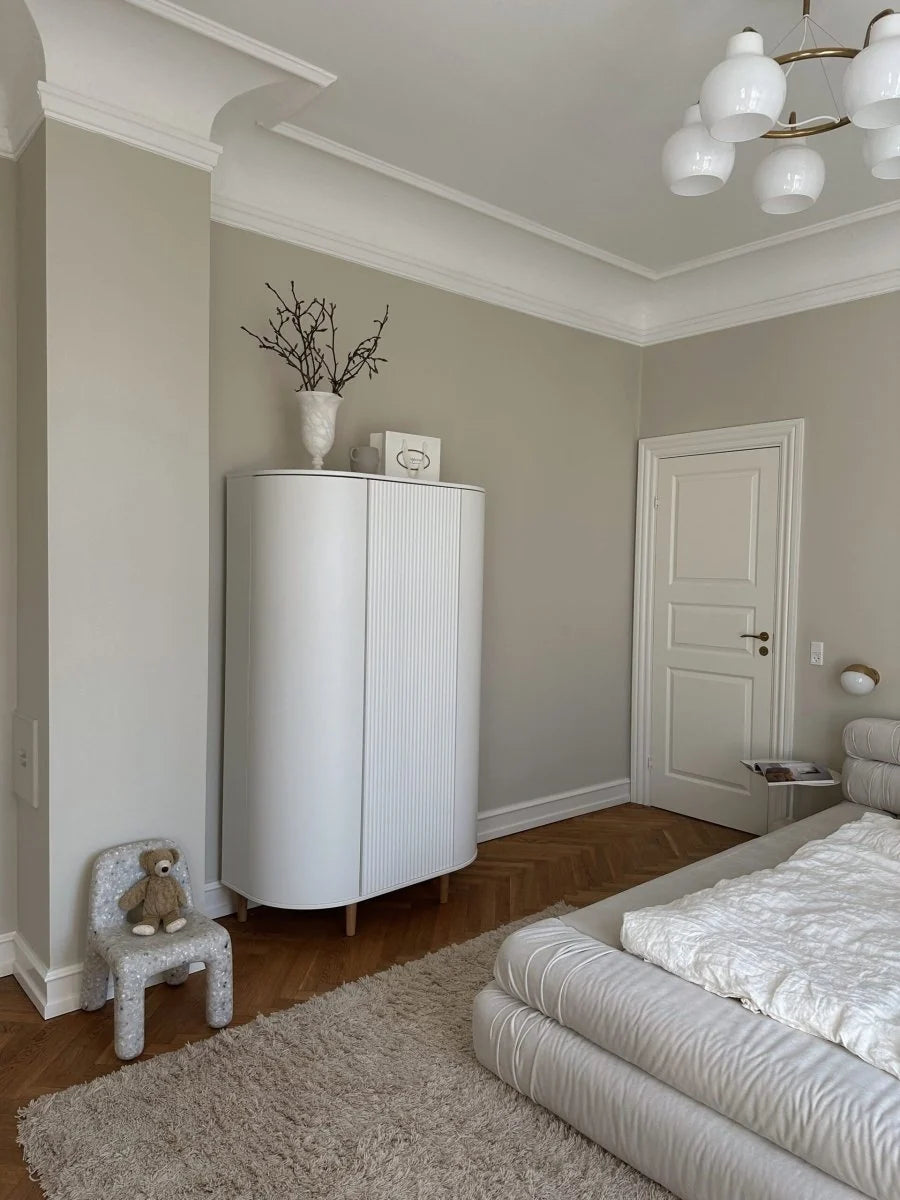 Grande armoire enfant blanche avec 12 étagères et penderie
