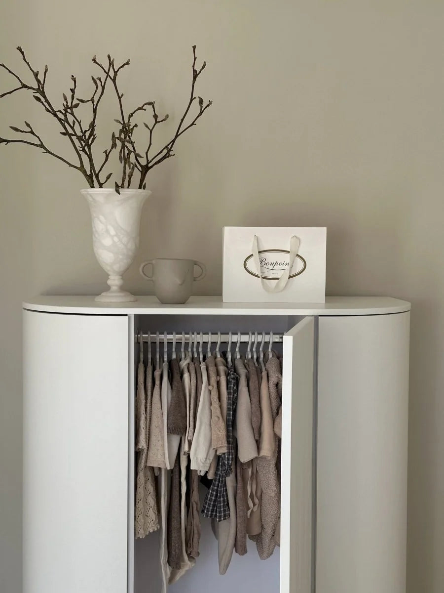 Grande armoire enfant blanche avec 12 étagères et penderie