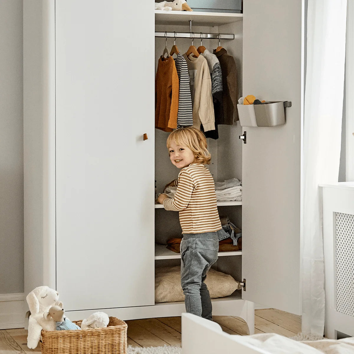 Armoire enfant blanche 2 portes avec penderie et étagères réglables