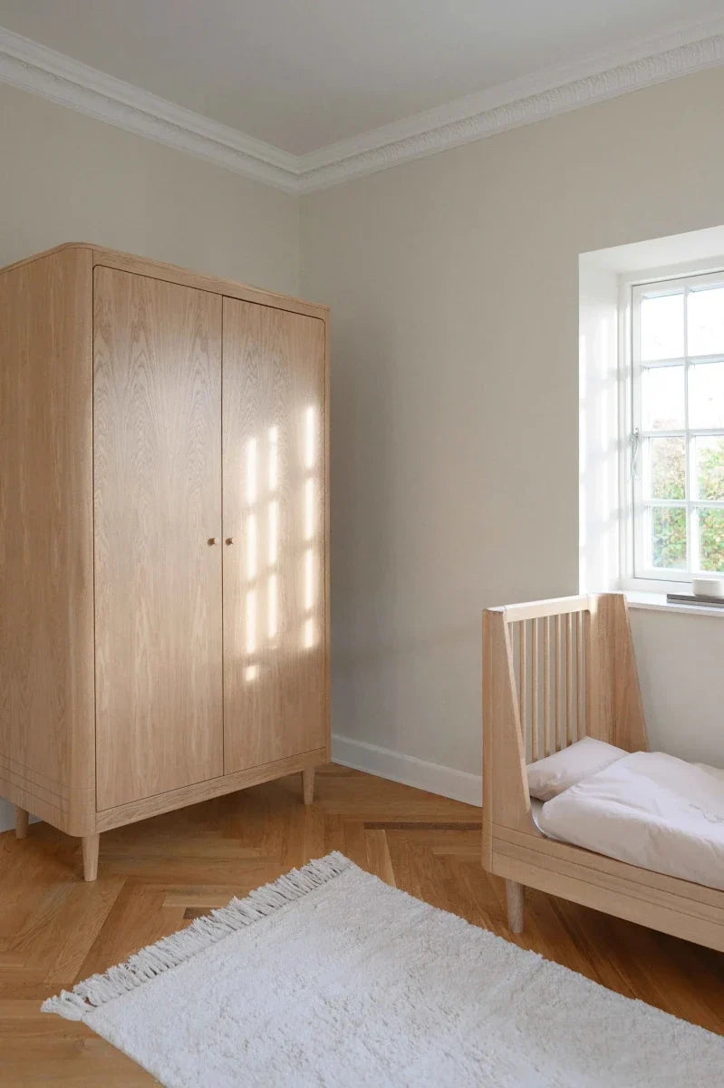 Armoire enfant chêne naturel avec rangement modulable et étagères