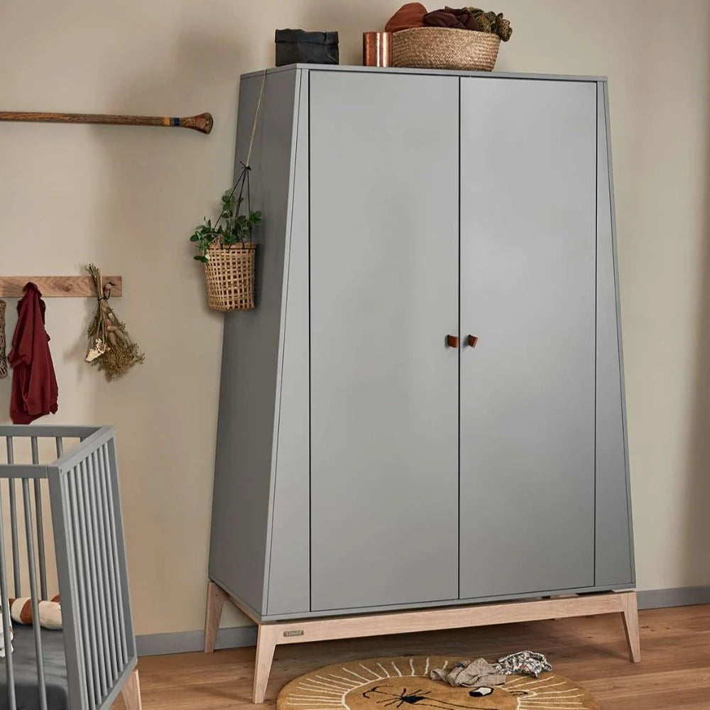 Armoire enfant grise avec penderie et étagères réglables