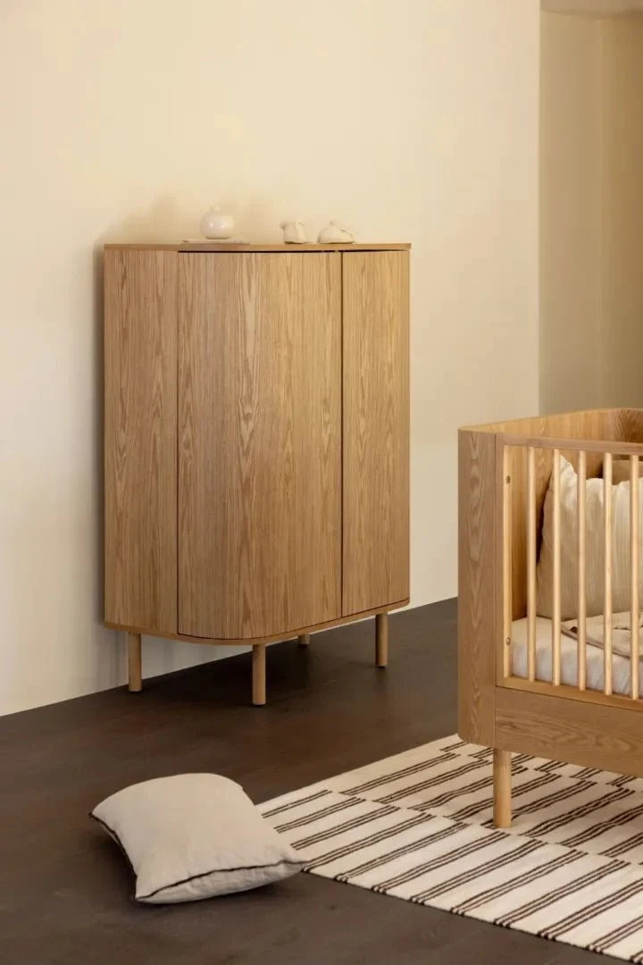 Petite armoire enfant frêne naturel avec penderies et rangement modulable