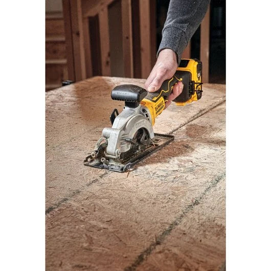 Scie circulaire compacte sans fil 20V avec moteur sans balais, lame 4-1/2 po et guide longitudinal