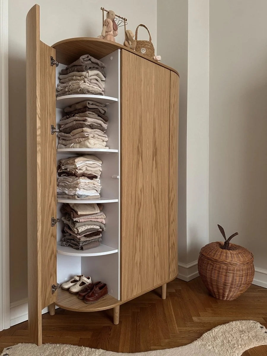 Grande armoire enfant chêne naturel avec 12 étagères et penderie