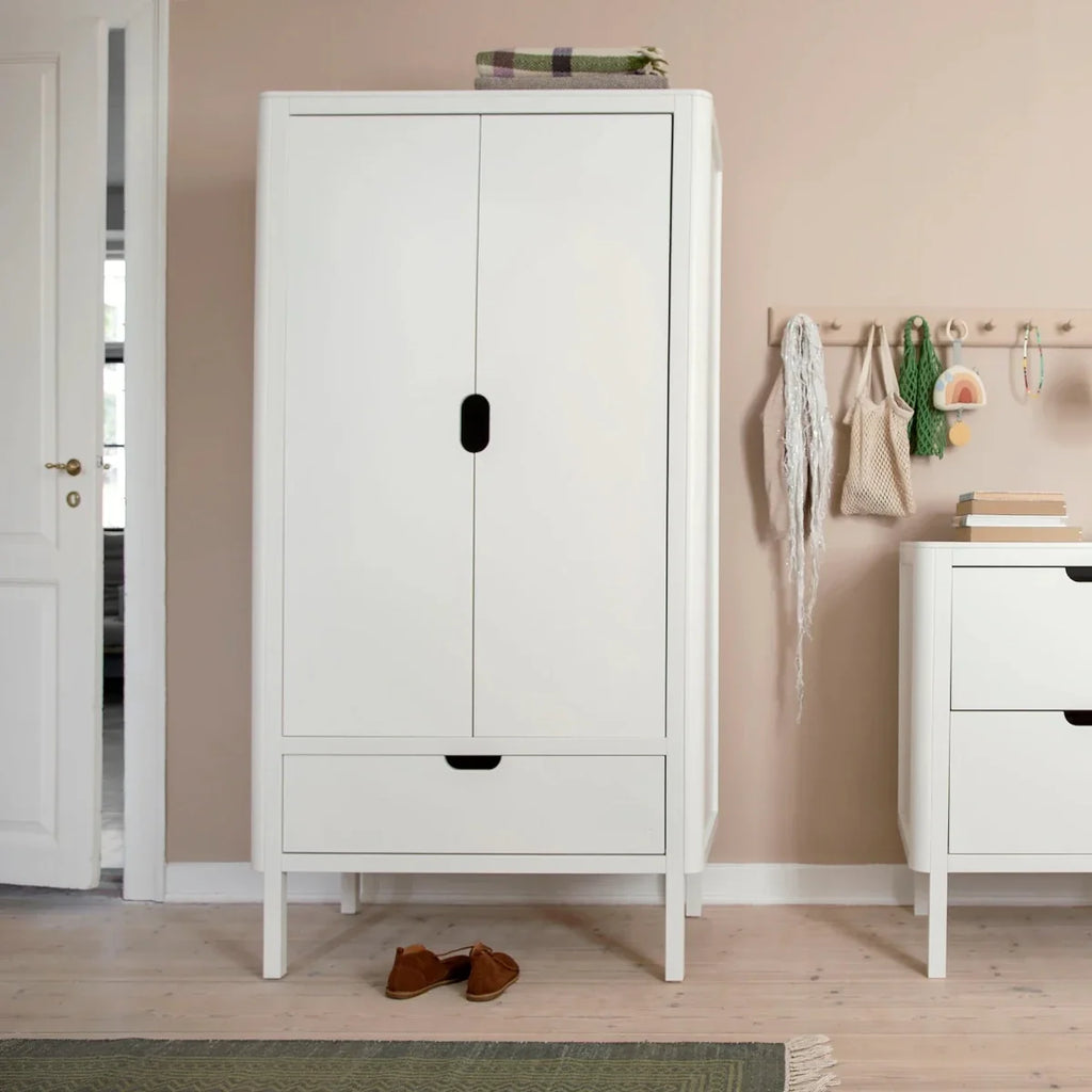 Armoire enfant blanche double porte avec étagères réglables et tiroir