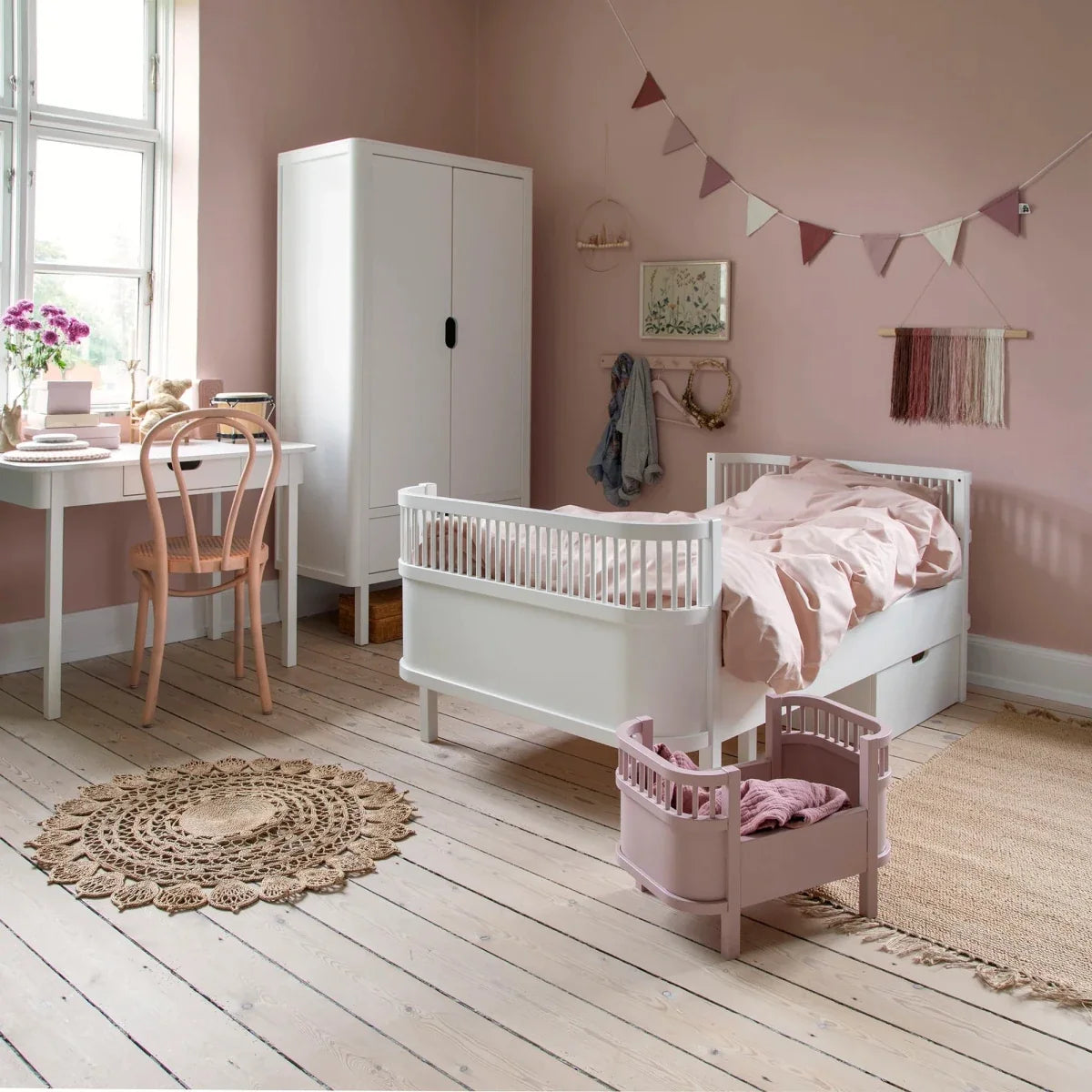 Armoire enfant blanche double porte avec étagères réglables et tiroir