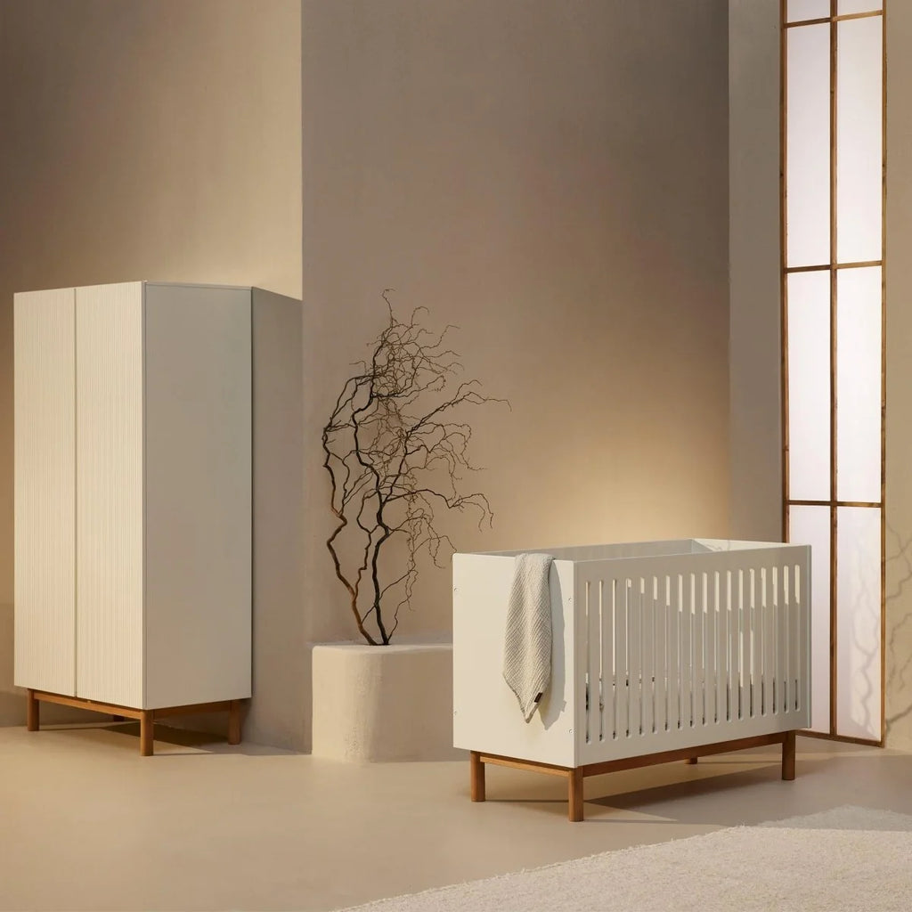Armoire enfant blanche avec penderie et étagères
