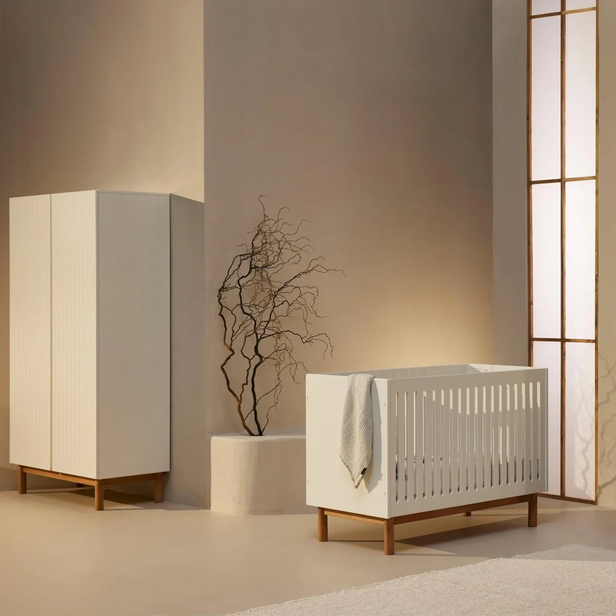 Armoire enfant blanche avec penderie et étagères