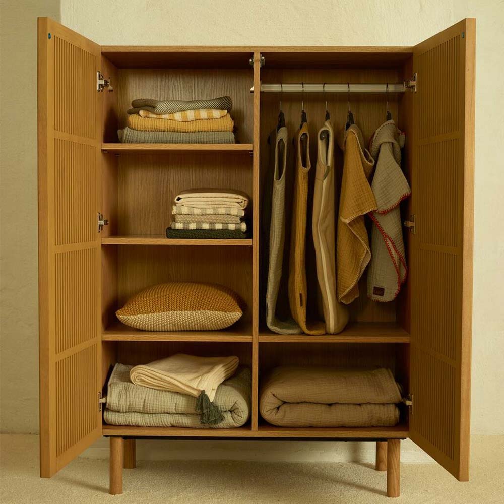 Petite armoire enfant chêne naturel avec penderies et étagères amovibles