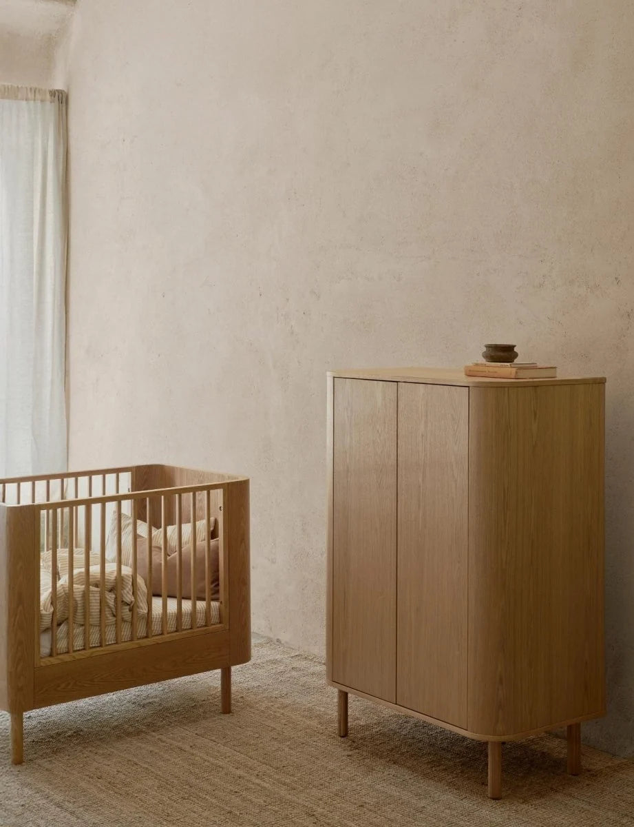 Armoire enfant frêne naturel avec penderies et étagères amovibles