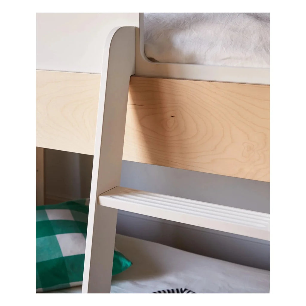 Lit mezzanine enfant 90x200 cm en bouleau avec échelle inclinée