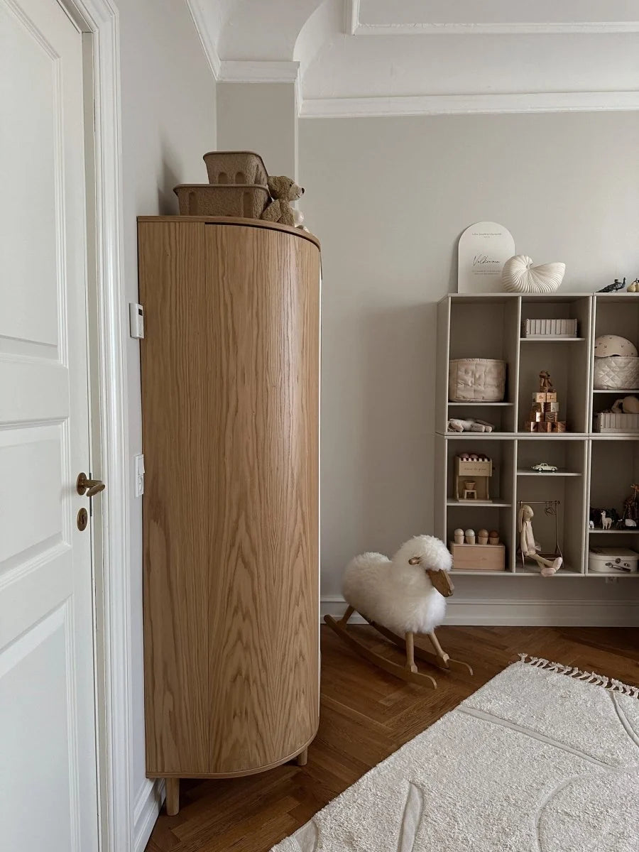 Grande armoire enfant chêne naturel avec 12 étagères et penderie