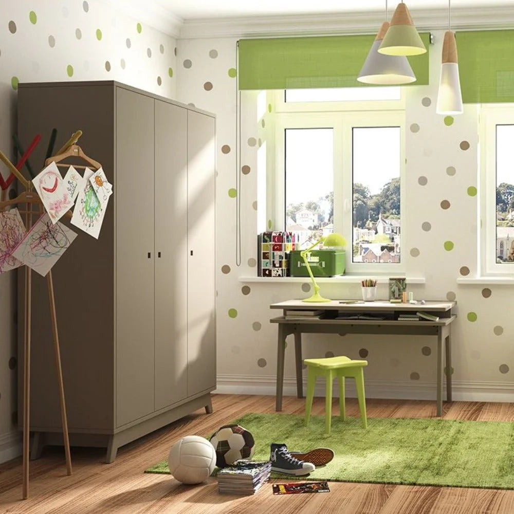 Armoire enfant 3 portes avec 2 penderies et 8 étagères réglables