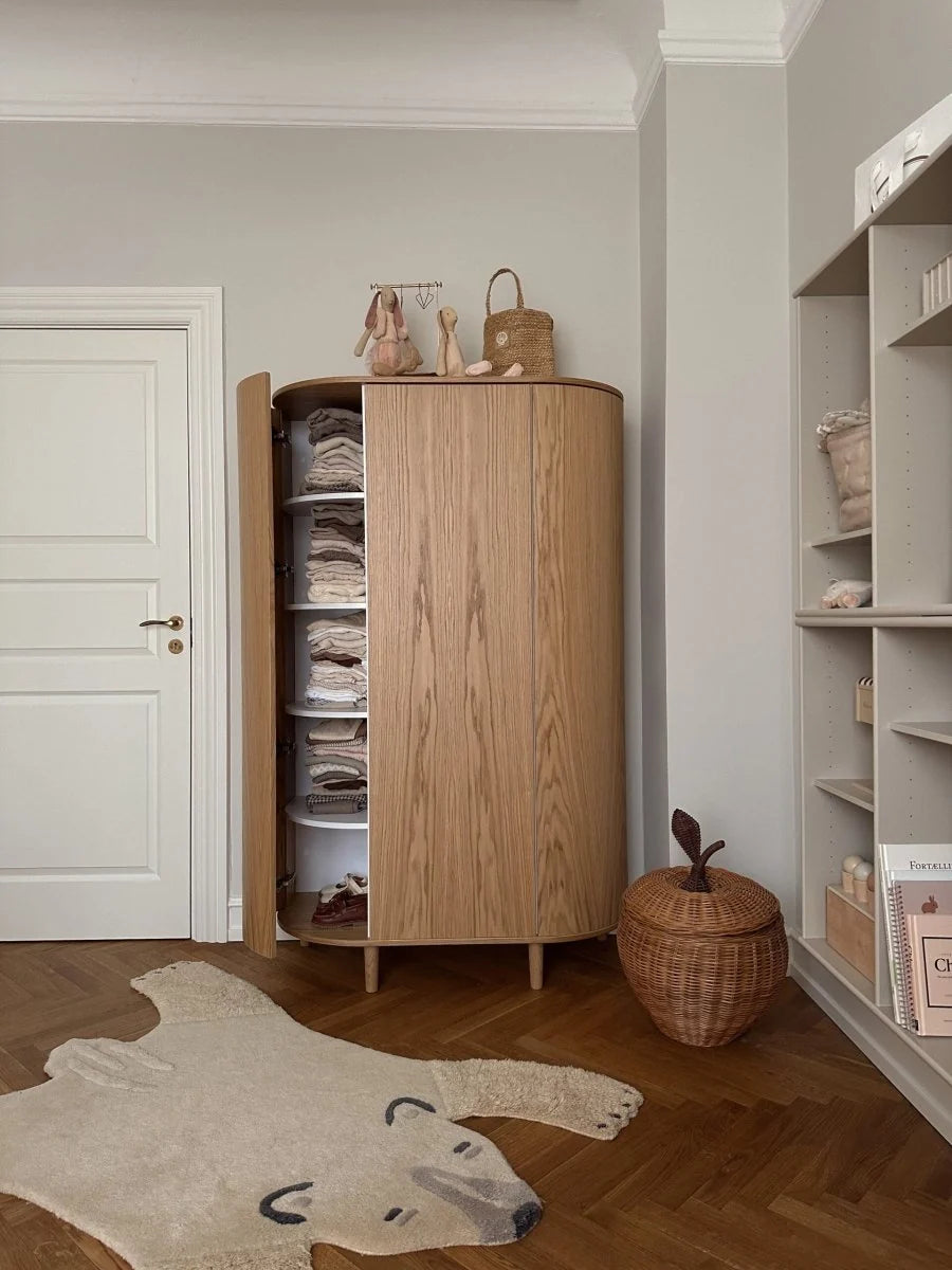 Grande armoire enfant chêne naturel avec 12 étagères et penderie