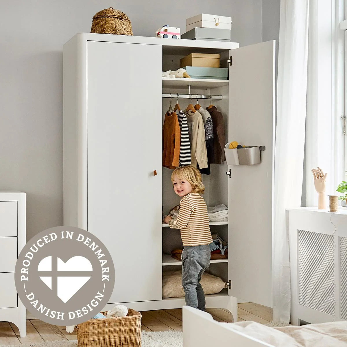 Armoire enfant blanche avec penderie et étagères amovibles
