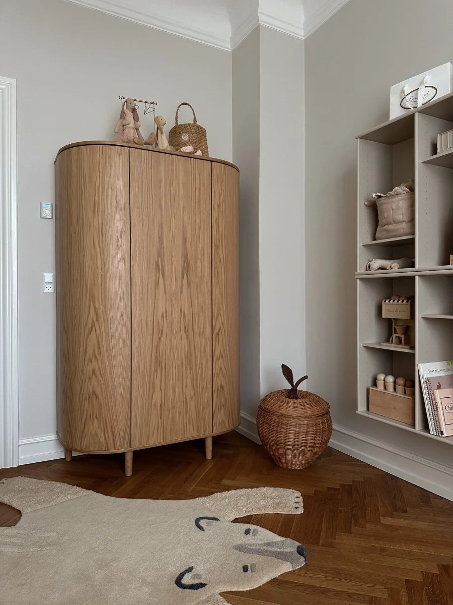 Grande armoire enfant chêne naturel avec 12 étagères et penderie