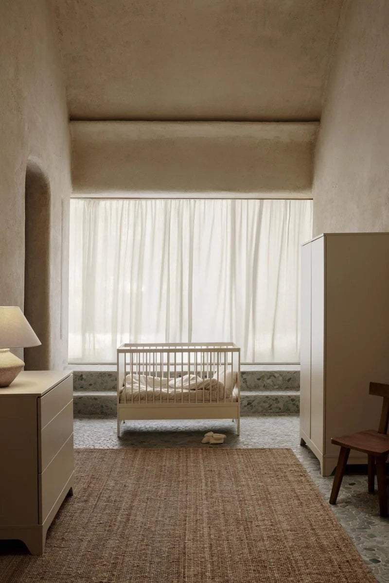 Armoire enfant beige 2 portes avec penderies et étagères réglables