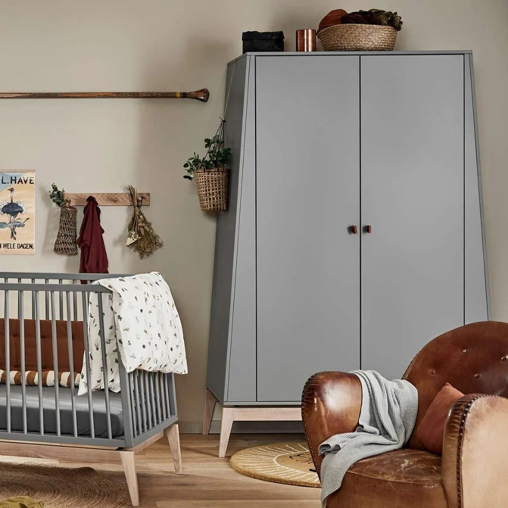 Armoire enfant grise avec penderie et étagères réglables