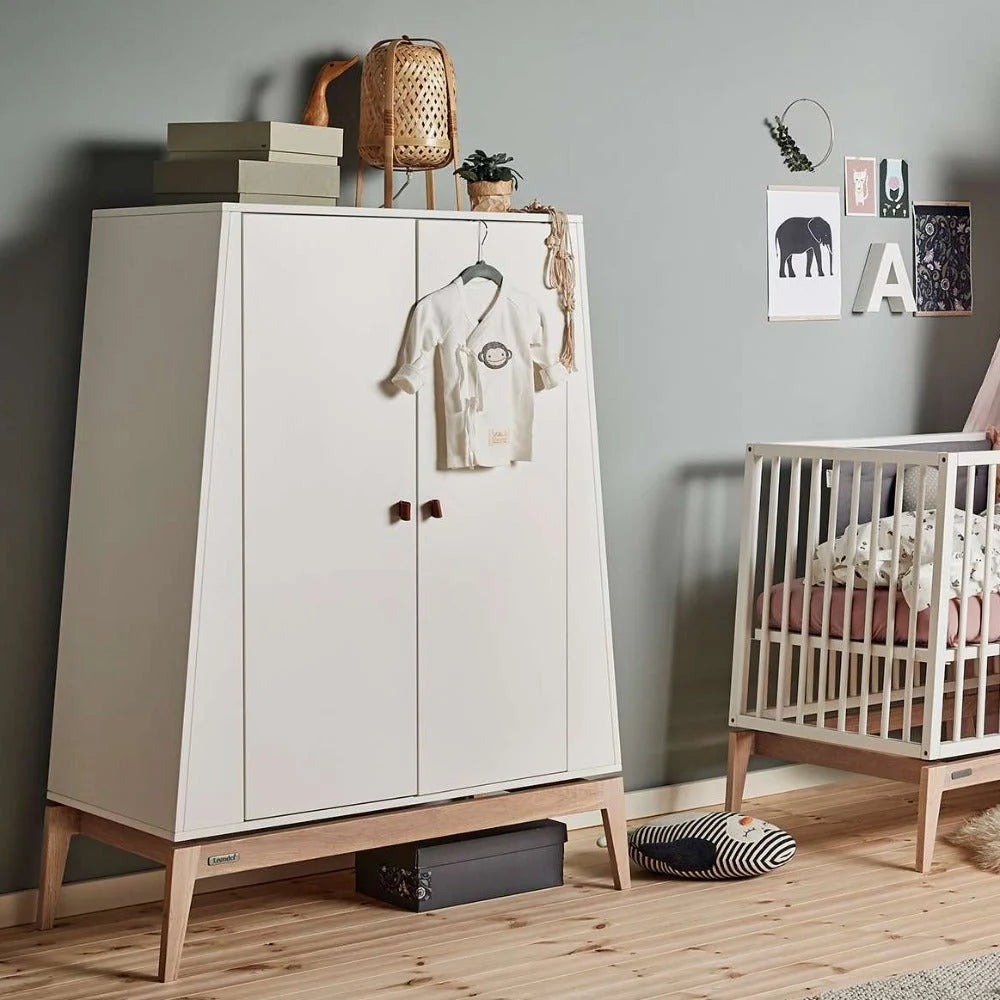 Petite armoire enfant blanche avec penderie et étagères