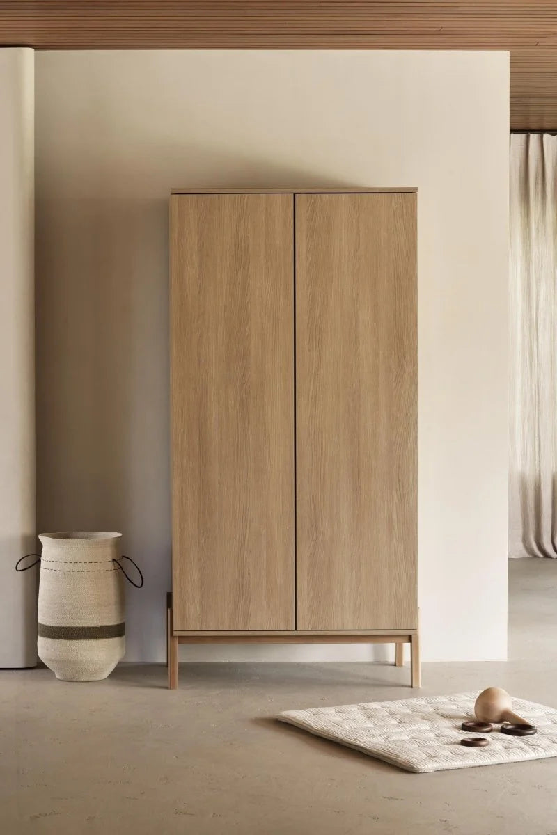 Armoire enfant frêne miel 2 portes avec penderies et étagères réglables