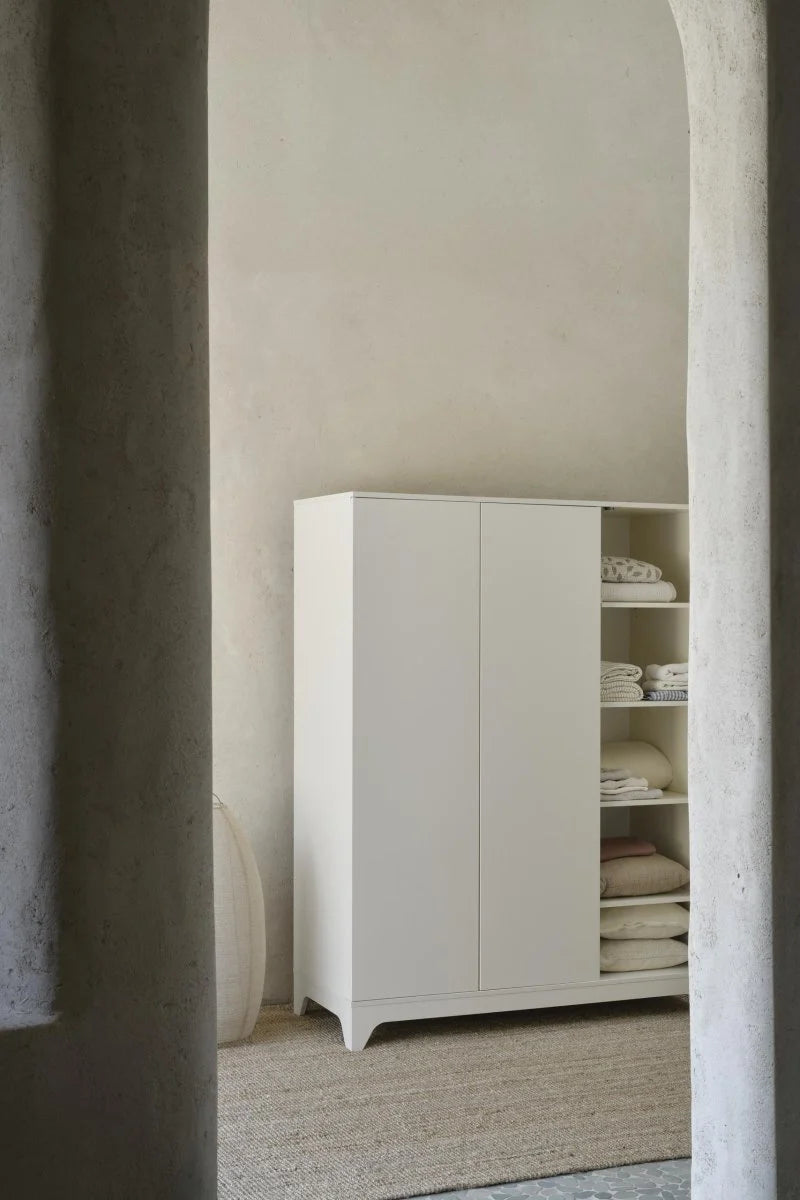 Grande armoire enfant beurre 3 portes avec penderies et étagères réglables
