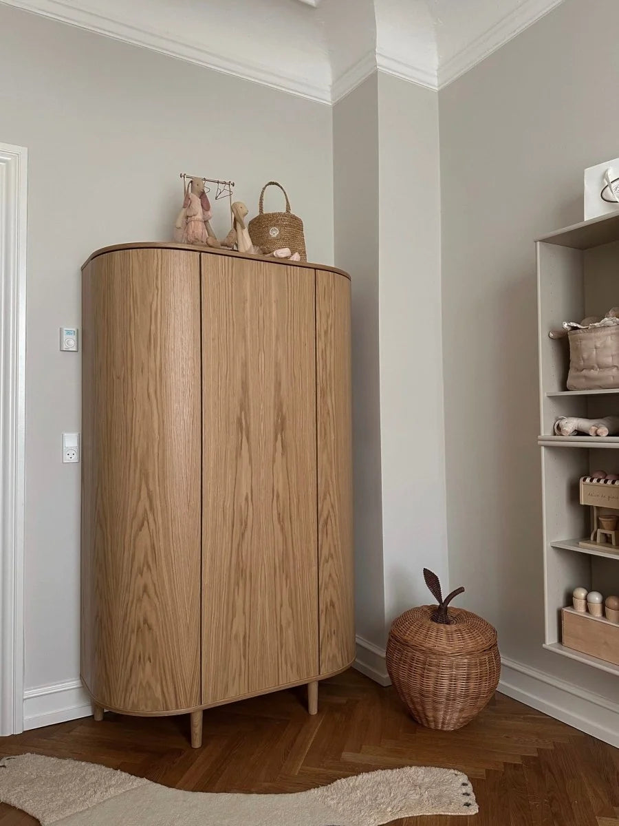 Grande armoire enfant chêne naturel avec 12 étagères et penderie