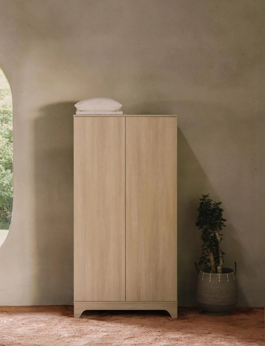 Armoire enfant frêne miel 2 portes avec penderies et étagères réglables