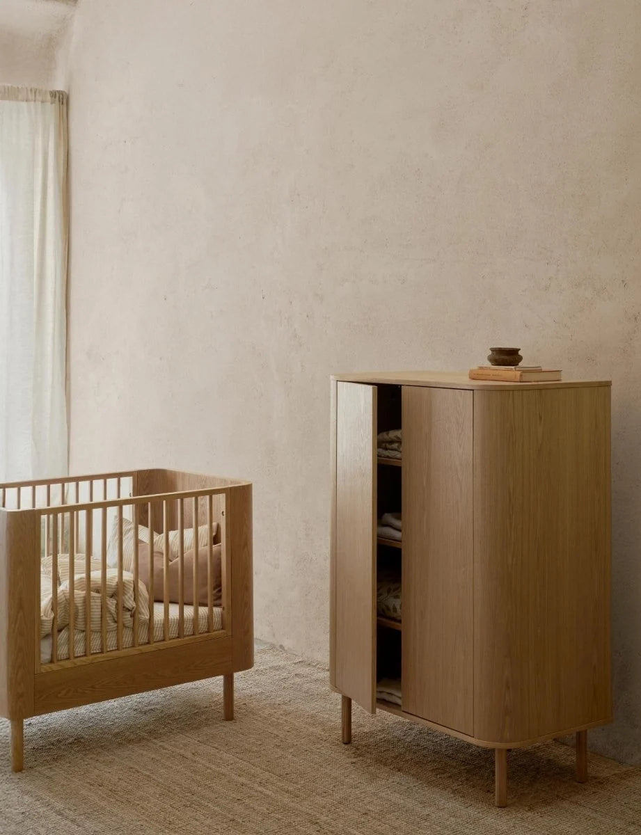 Armoire enfant frêne naturel avec penderies et étagères amovibles
