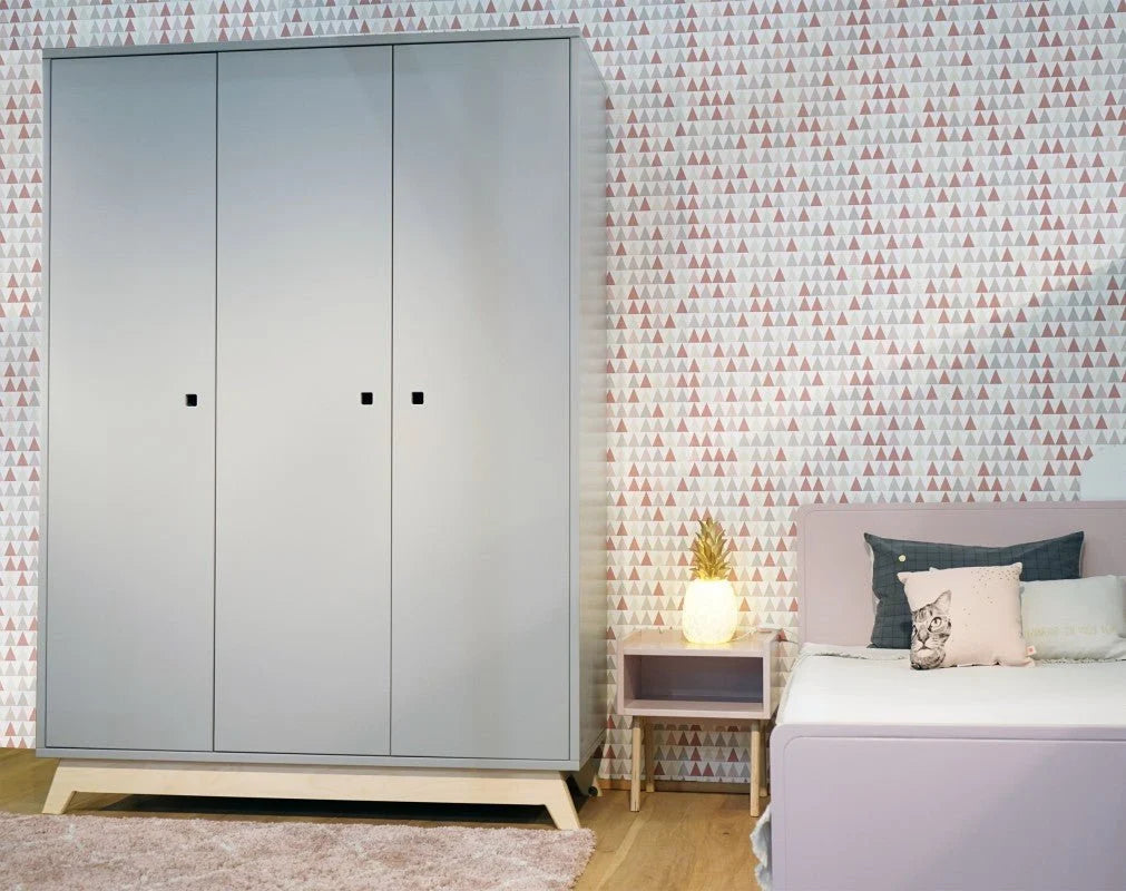 Armoire enfant 3 portes avec 2 penderies et 8 étagères réglables