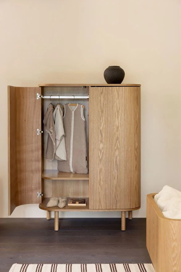 Petite armoire enfant frêne naturel avec penderies et rangement modulable